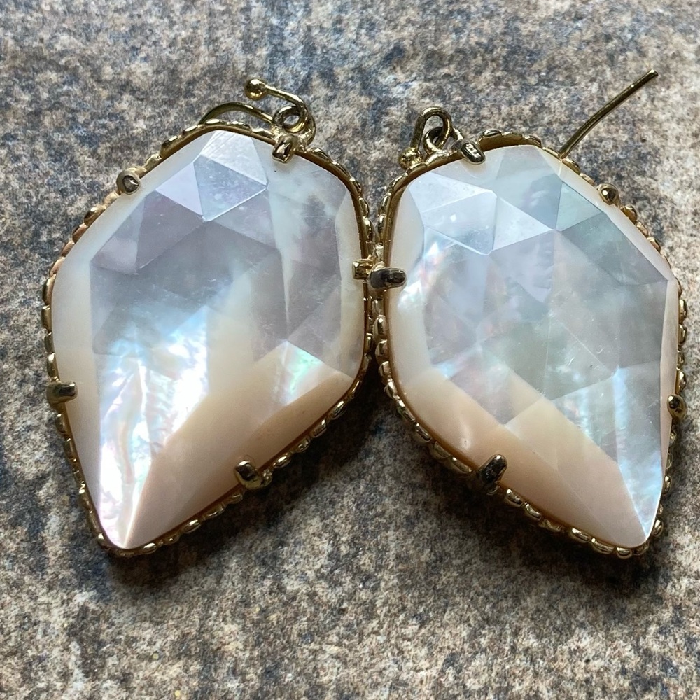 Kendra Scott Corley earrings in white mother of Pearl with gold tone Guc